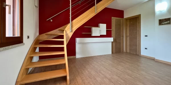 Scala in legno e porte in rovere