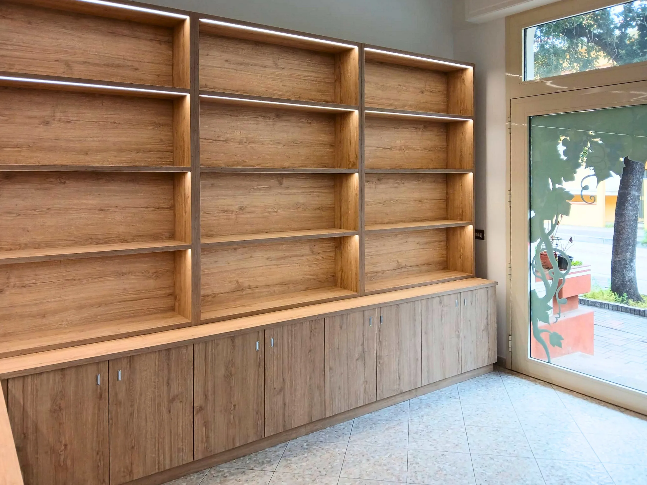 Arredo negozio laminato