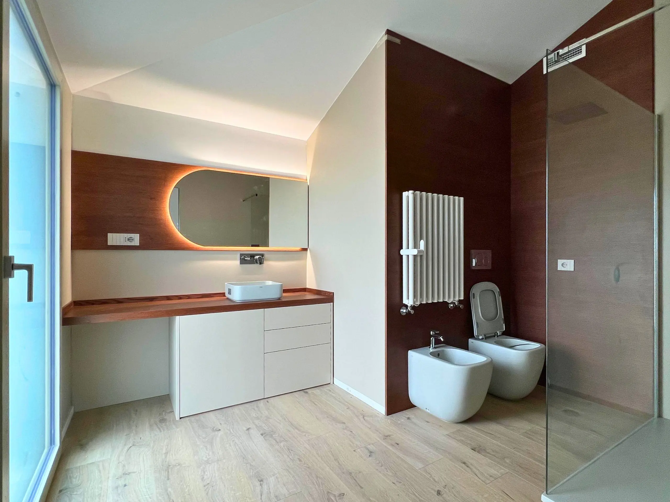 Bagno con piano in legno