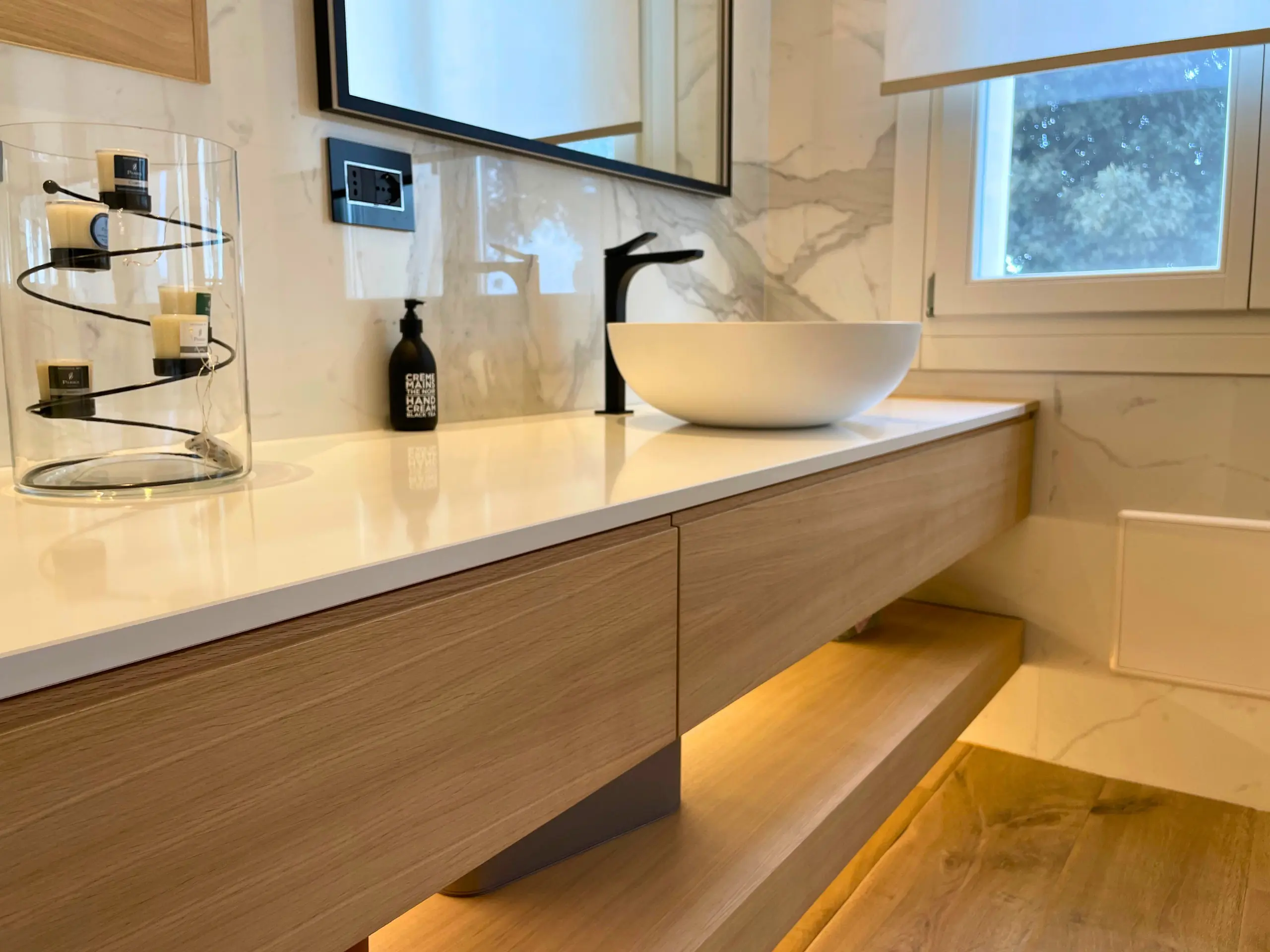 Bagno in pannelli placcati