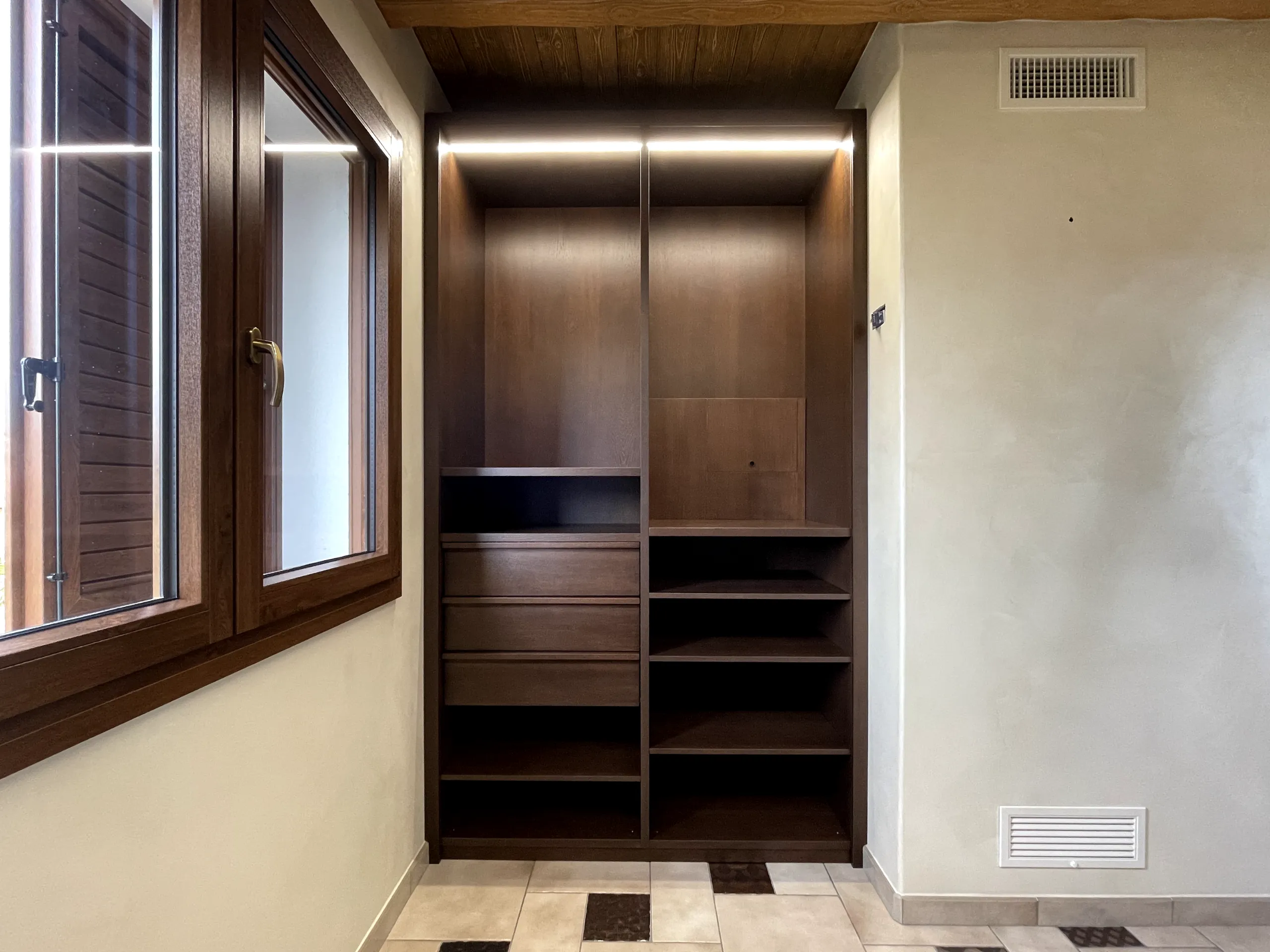 Cabina armadio in legno