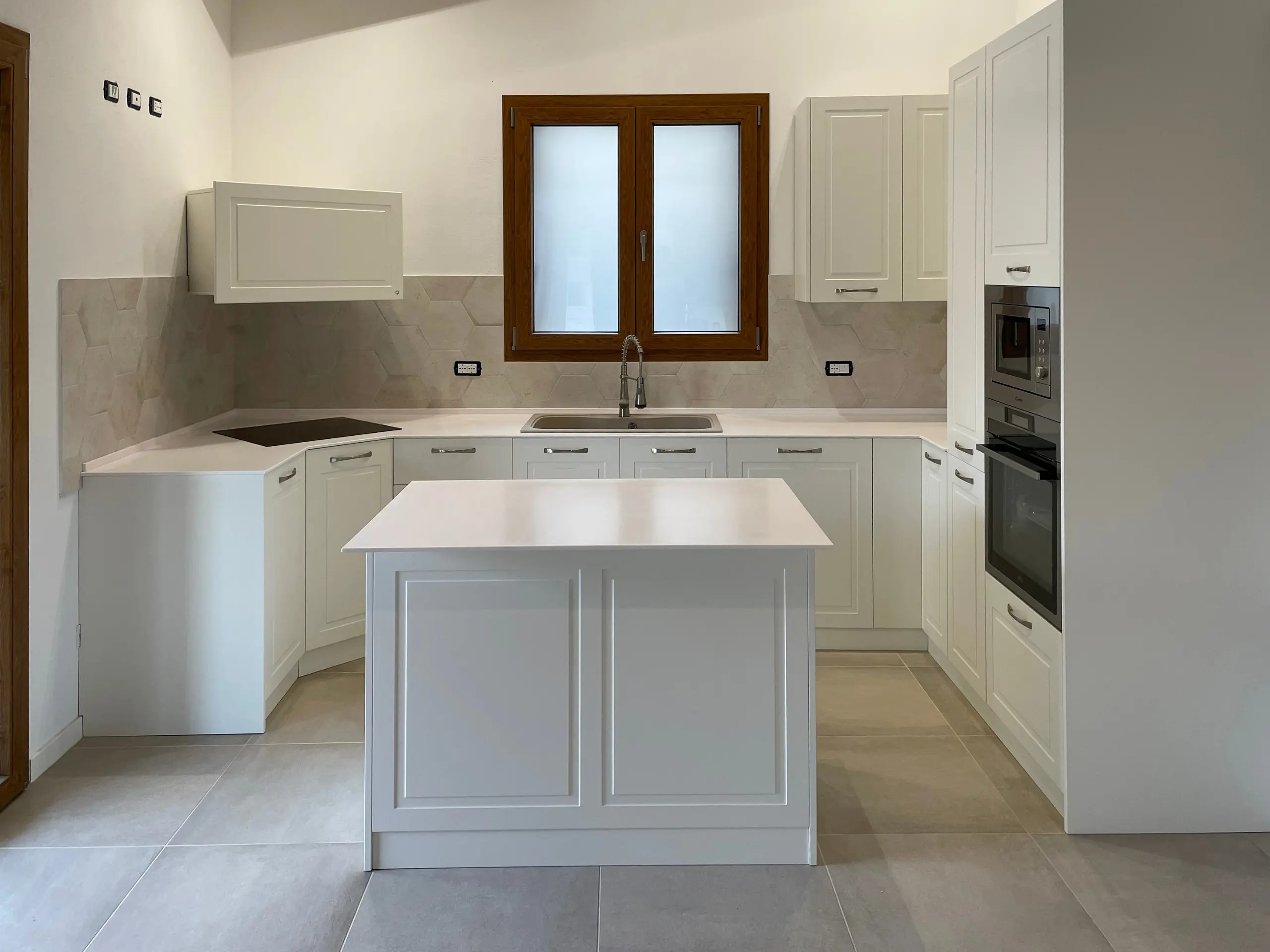 Cucina bianca con isola